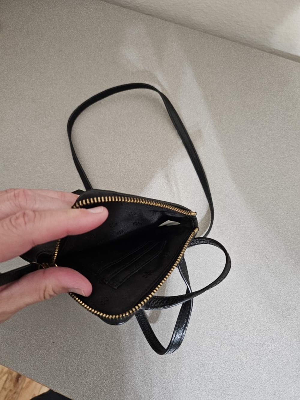 Tory Burch Black Pebbled Leather Crossbody with Gold Logo - Picture 4 of 4